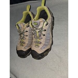 Oboz Bridger Low Waterproof hiking shoes in a gray and lime green colorway. 9.5